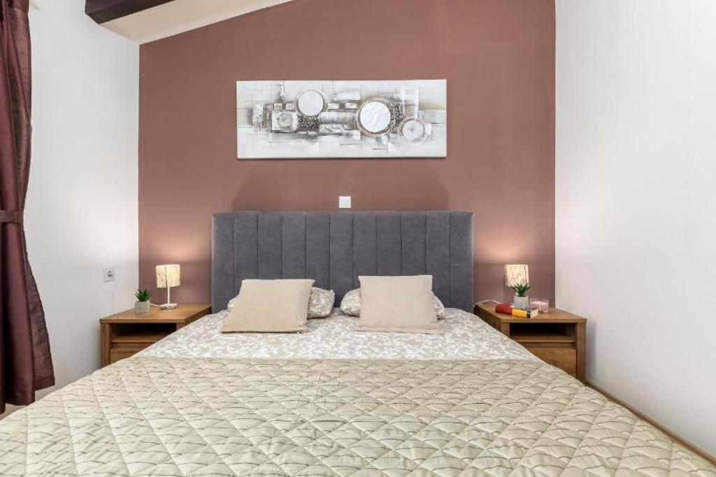 Apartment Mladenka Pula Bagian luar foto
