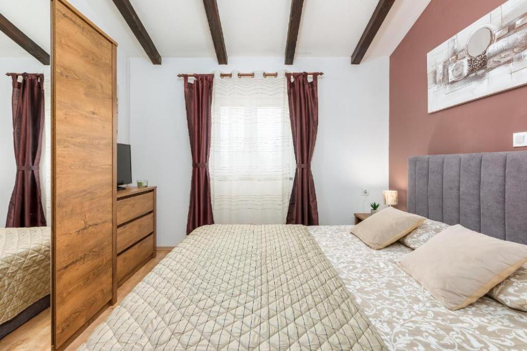 Apartment Mladenka Pula Bagian luar foto