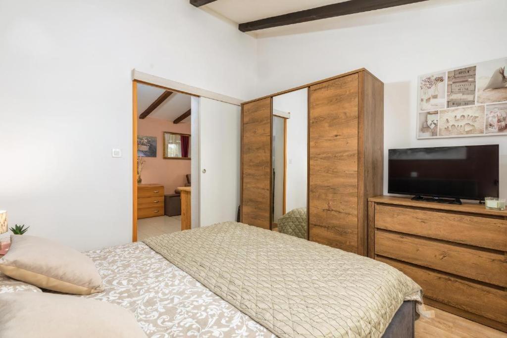 Apartment Mladenka Pula Bagian luar foto