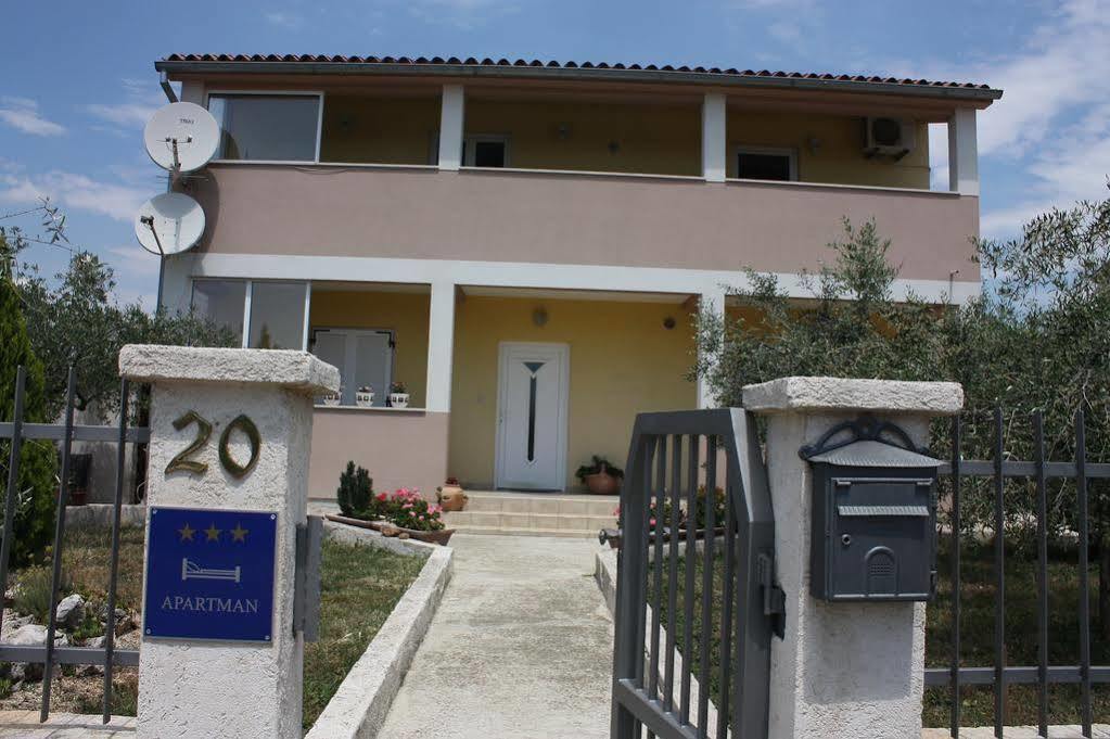 Apartment Mladenka Pula Bagian luar foto