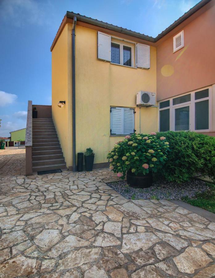 Apartment Mladenka Pula Bagian luar foto