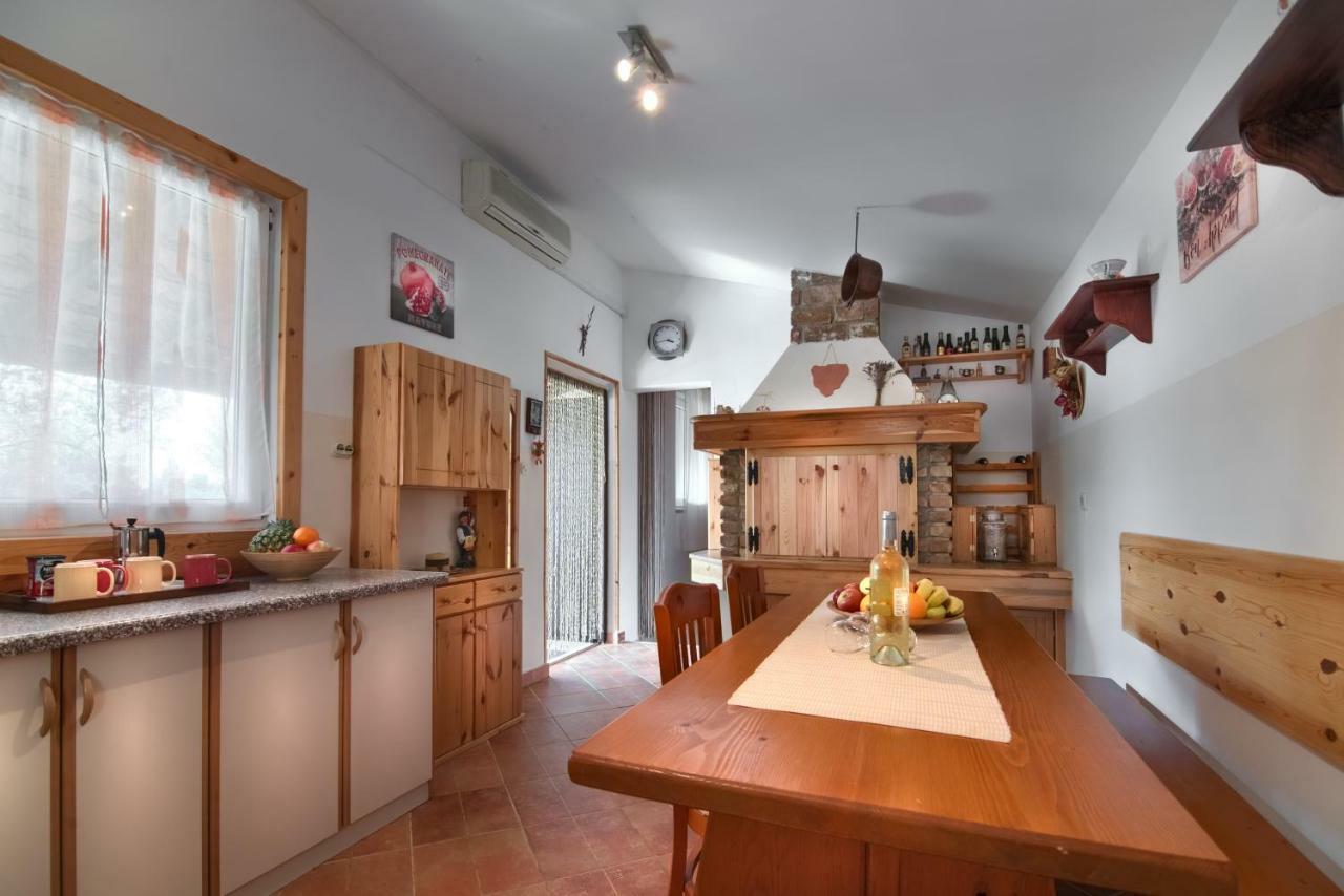 Apartment Mladenka Pula Bagian luar foto