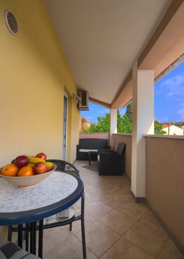 Apartment Mladenka Pula Bagian luar foto