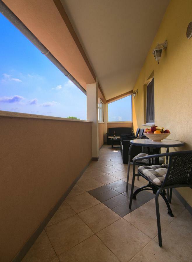 Apartment Mladenka Pula Bagian luar foto