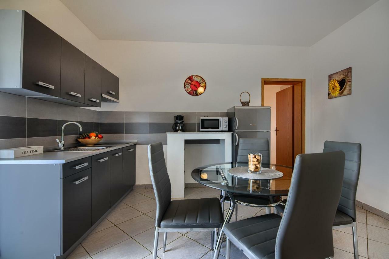 Apartment Mladenka Pula Bagian luar foto